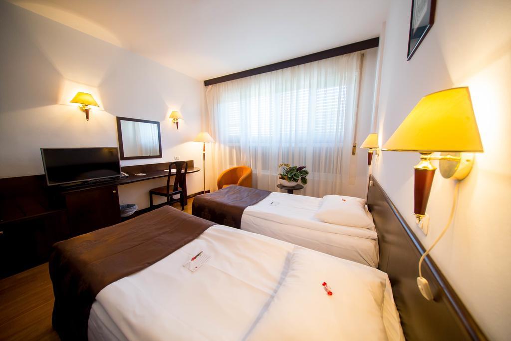 Best Western Central Hotel Arad Exteriör bild